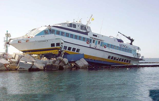 Aliscafo sugli scogli