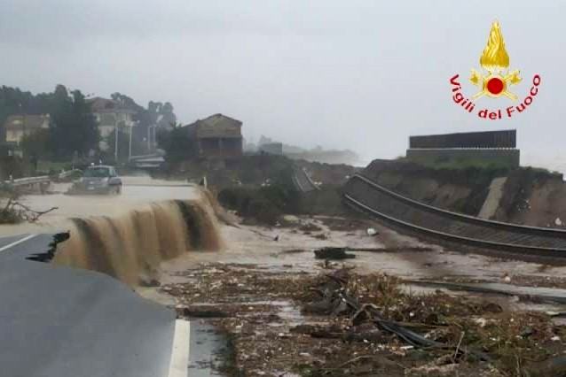 Sanità, oncologia, inquinamento e Protezione Civile nella terra della 'ndrangheta 53 Alluvione Calabria strade chiuse per frane e inondazioni