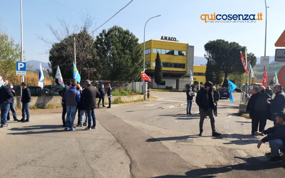 Amaco, casse vuote e rischio licenziamenti. "Subito risposte o protesta ad oltranza" 1 Amaco protesta Cosenza1