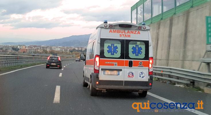 Fiat 500 tampona un camion in autostrada, due donne ferite 51 Ambulanza Autostrada A2 01 735x400 1