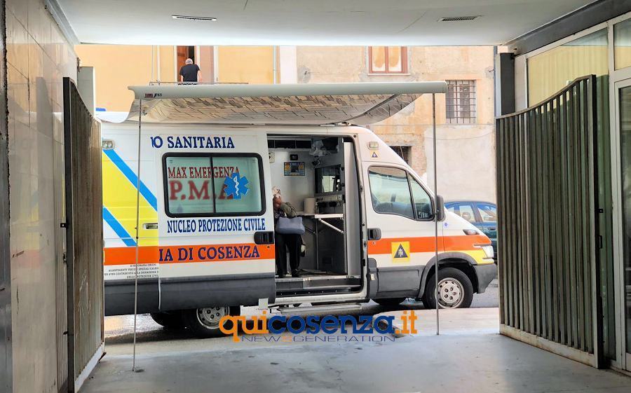 Covid, positivo un dipendente dell'azienda ospedaliera di Cosenza. Tamponi ai colleghi 59 Ambulanza coronavirus tamponi Cosenza