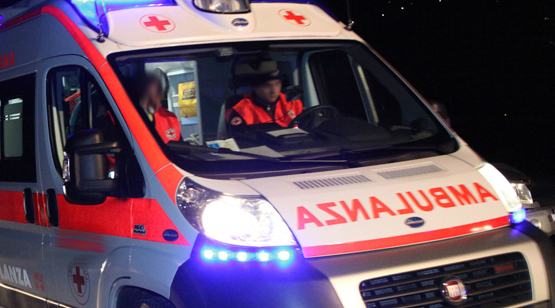 Scontro frontale tra moto, due morti e una ventenne ferita 51 Ambulanza notte 12