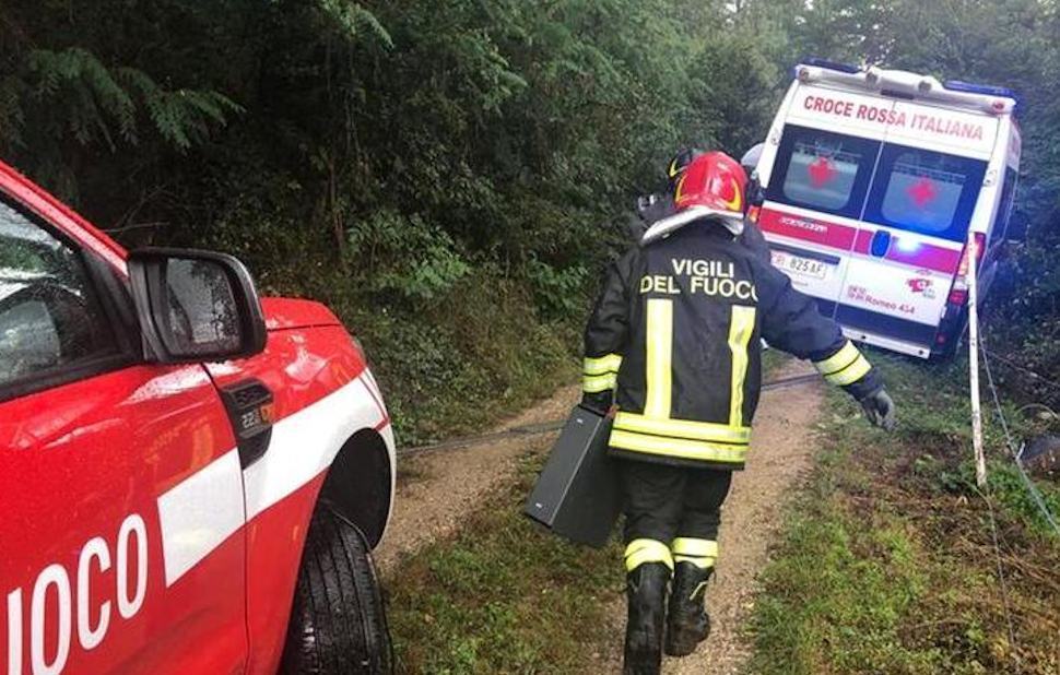 Tragedia a Cervicati, trattore cade in dirupo. Agricoltore muore schiacciato 51 Ambulanza vigili del fuoco