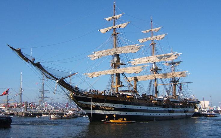 (Foto e Video) La nave scuola Amerigo Vespucci è arrivata a Corigliano. Guarda l'attracco 212 Amerigo Vespucci nave Mairina militare