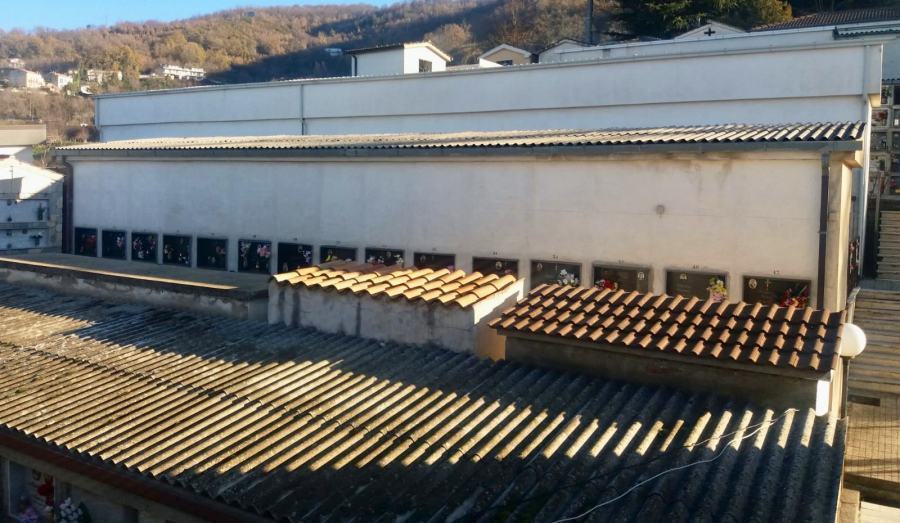 Spezzano Piccolo, rimossi i pannelli di amianto dalle coperture dei loculi nel cimitero 53 Amianto2