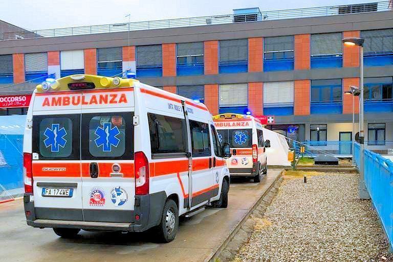 Al pronto soccorso 11 pazienti in attesa. Attivati altri 14 posti letto, 8 già occupati 74 Annunziata Cosenza pronto soccorso