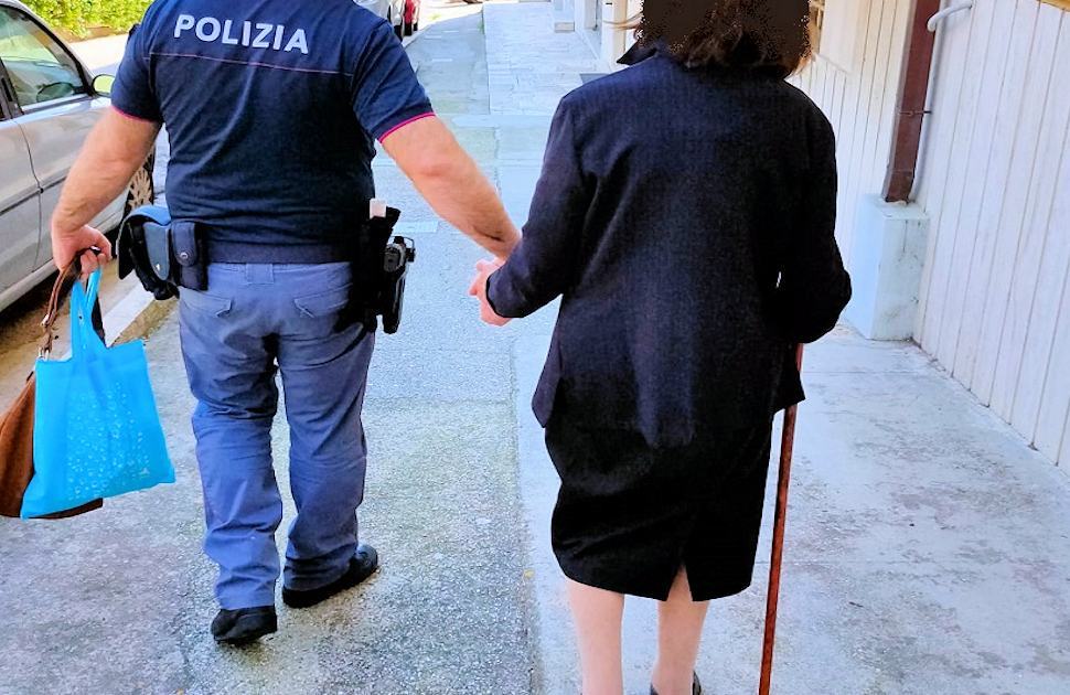 Anziana poliziotti