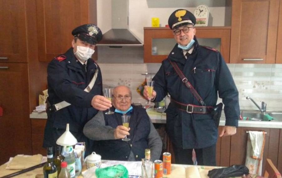 Natale in lockdown: 82mila controlli ieri. 94enne solo chiama i carabinieri per un brindisi 51 Anzianoi carabinieri