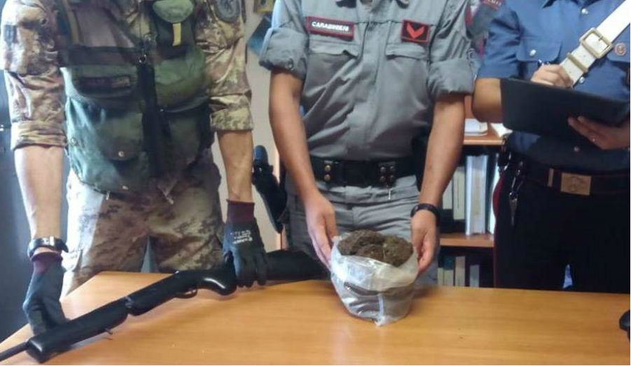 Fucile e marijuana occultati nel cimitero, in casa del custode 55 Arma e sostanza stupefacente cop