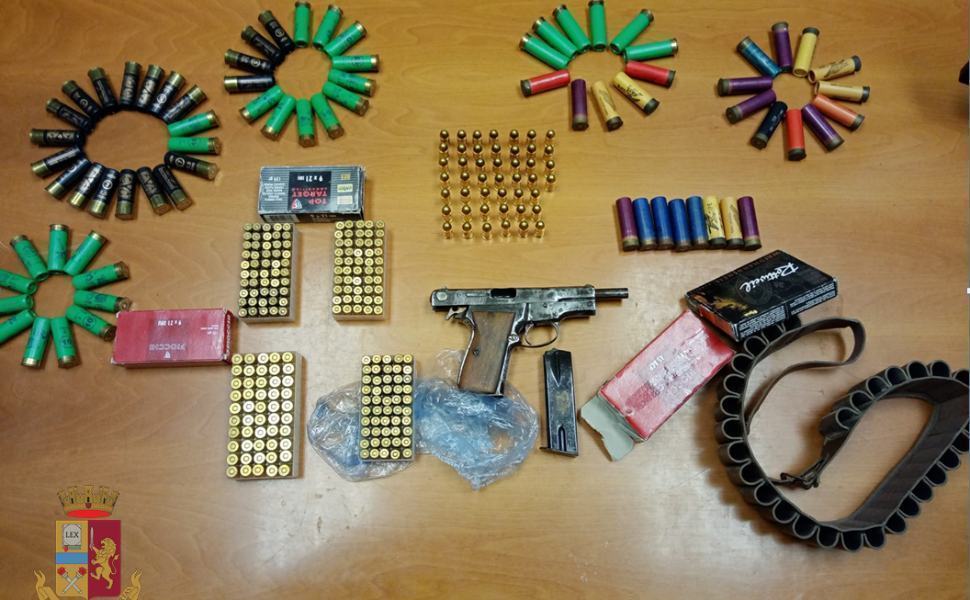 Coniugi avevano in casa armi e proiettili, ai domiciliari 51 Armi e proiettili con logo