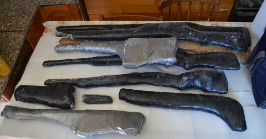 Armi pericolose e munizioni dentro il muro di un casolare, due arresti 51 Armi scoperte a Bianco