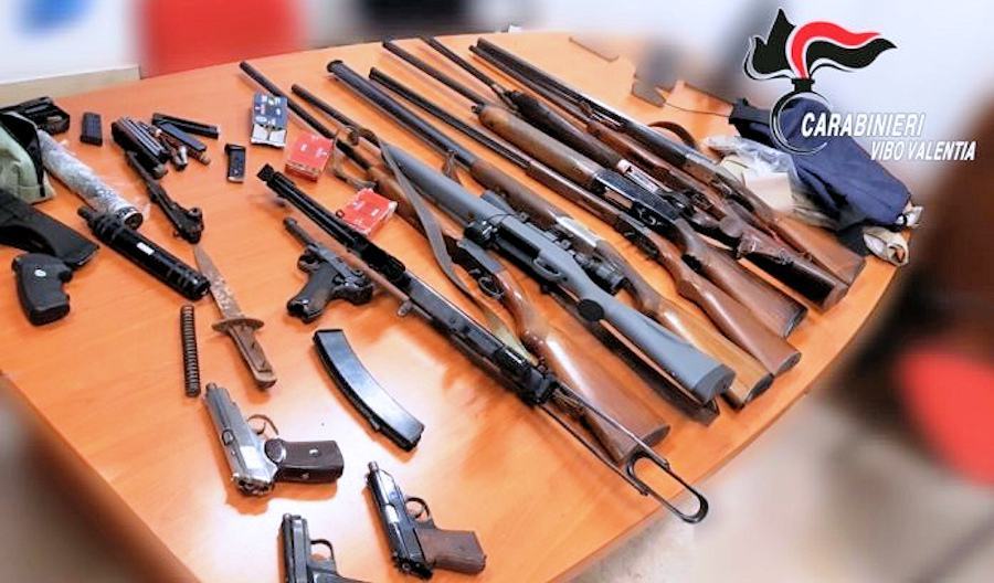 Docenti all'Accademia di belle arti, ma in casa nascondevano un arsenale. Arrestati 53 Arsenale armi2