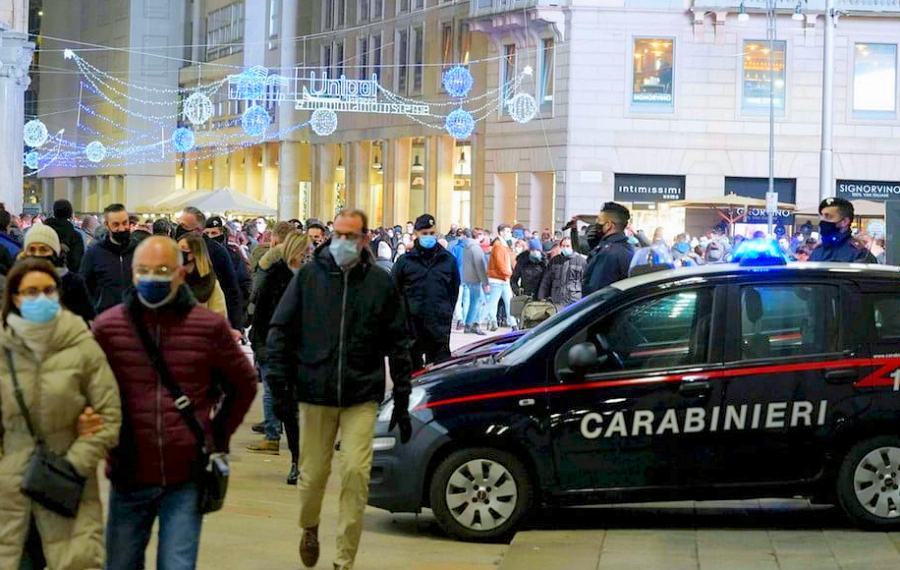 Il verbale del CTS "inasprire le misure, più controlli". Sulla zona rossa deciderà il Governo 53 Assembramenti folla coronavirus