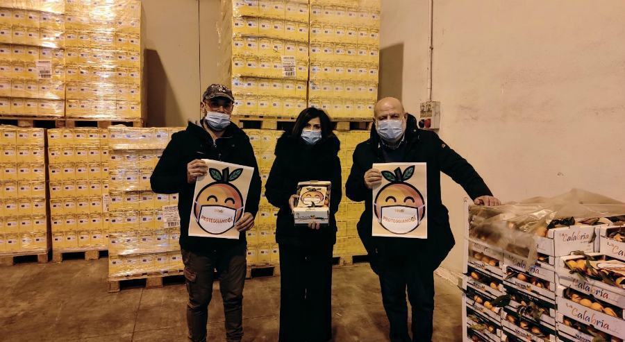 Assessore De Rose e il Presidente del Banco Alimentare Gianni Romeo ricevono le clementine dallimprenditore Morrone