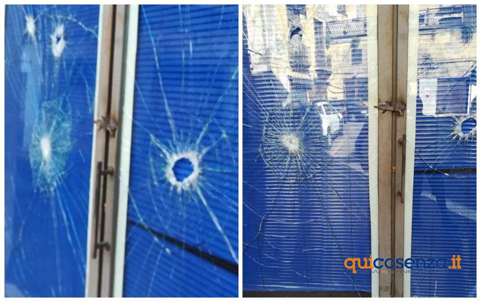 Cosenza, atto vandalico su Corso Telesio. Distrutte le vetrine dei locali dell'Aterp 51 Atto vandalico Cosenza