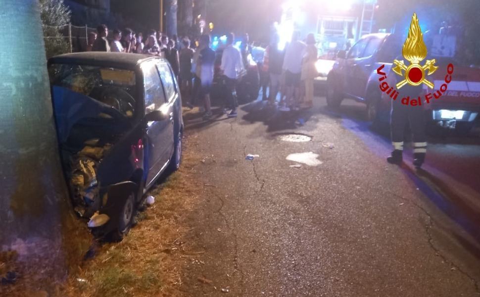 Auto contro albero 02