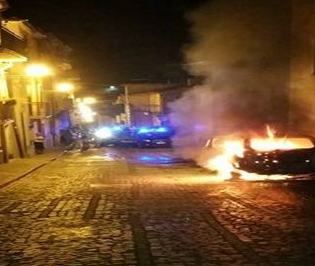 Intimidazione al sindaco di Motta Santa Lucia, incendiata l'auto. Su Facebook scrive: "W la legalità" 51 Auto fiamme colacino