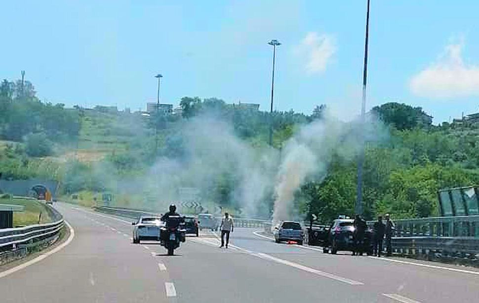 Auto in fiamme A2 ok