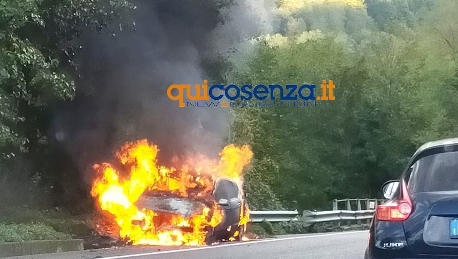 Auto in fiamme statale 107