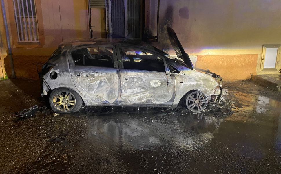Crosia, in fiamme l'auto dell'assessore Greco. Indagano i carabinieri 80 Auto incendiata 1