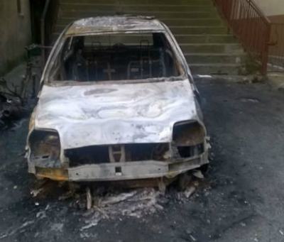 Auto incendiata