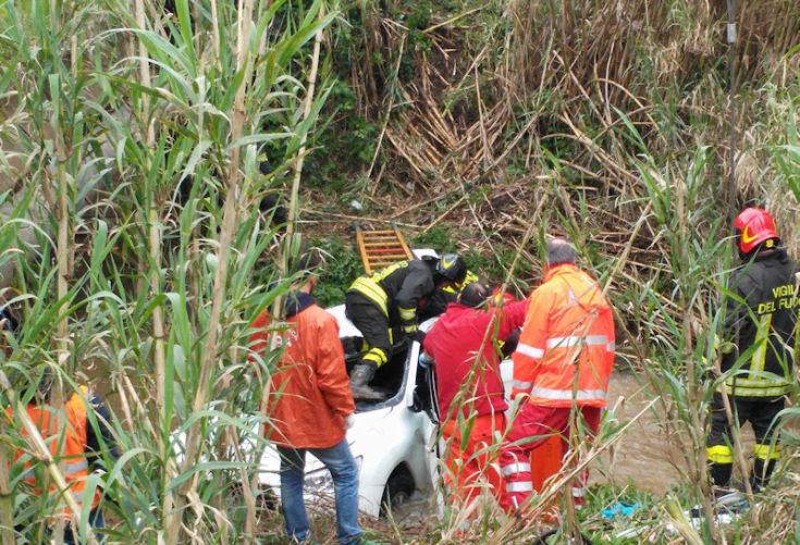 Auto finisce nel burrone morti
