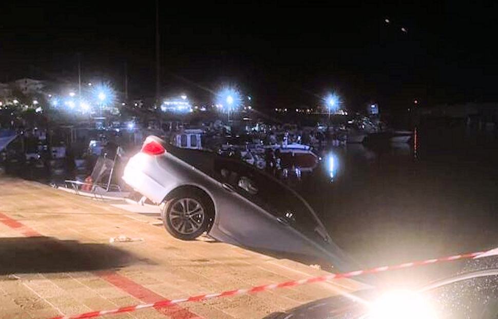 Per la forte pioggia perde l'orientamento e l'auto rischia di finire in acqua 51 Auto porto