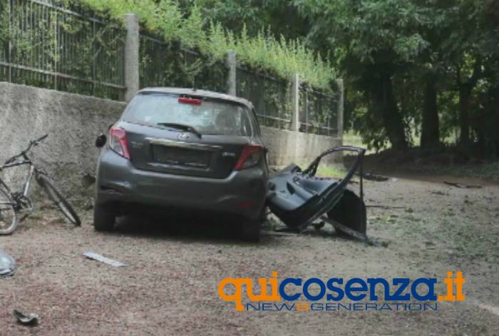 Intimidazione: ordigno esplosivo distrugge l'auto della moglie del sindaco di Taurianova (FOTO) 55 Auto sindaco Taurianova1
