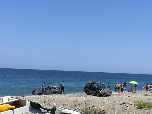 Fiat Punto finisce in mare, bizzarro incidente a Rossano 51 AutoInMare