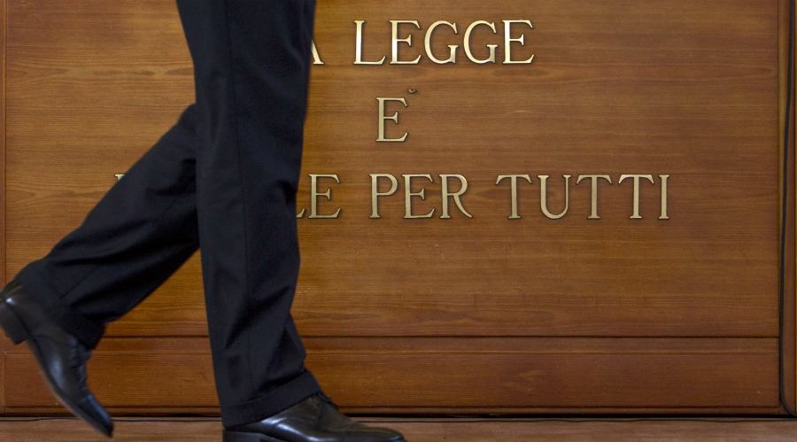 Avvocato legge tribunale