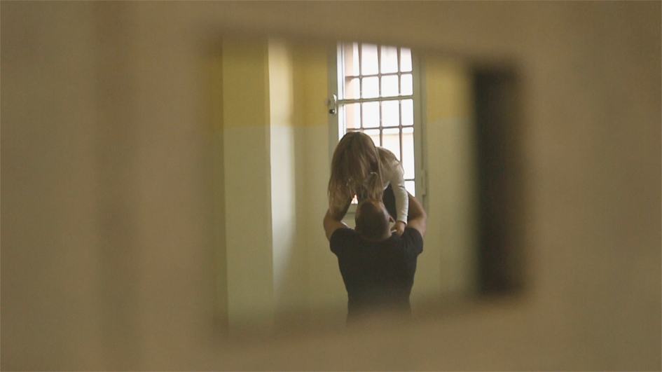 BAMBINISENZASBARRE I BAMBINI ALLA PROVA DEL CARCEER Un papa detenuto saluta sua figlia 1