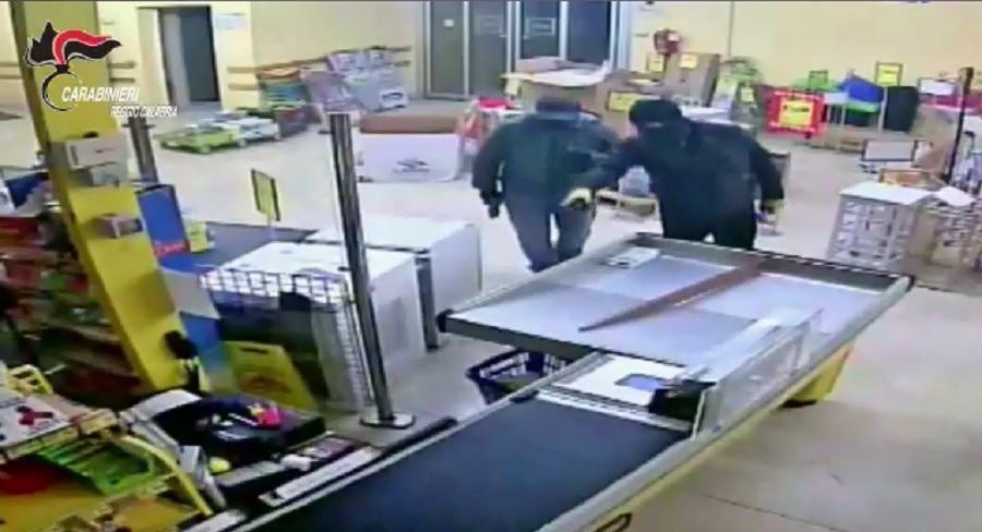 Capo della "Banda del buco" pianificava anche assalti a bancomat: dovrà rispondere di ulteriori reati 53 Banda del buco