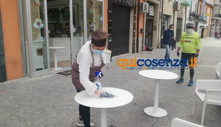 Cosenza riapre, Occhiuto: "nessun ripensamento ma prudenza, manteniamo le distanze" 51 Bar aperto coronavirus Cosenza 04