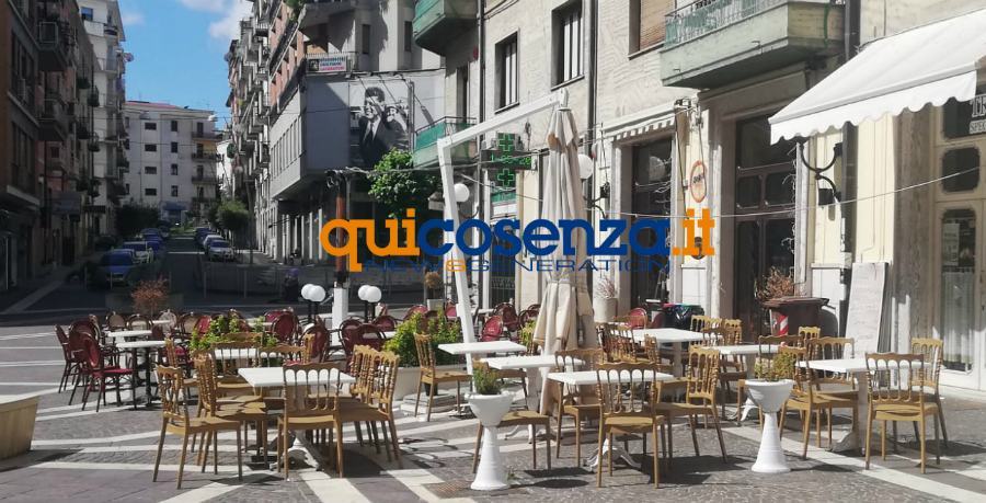 Ordinanza su bar e ristoranti aperti, Il Tar Calabria accoglie il ricorso del Governo 53 Bar aperto coronavirus piazza kennedy Cosenza 01