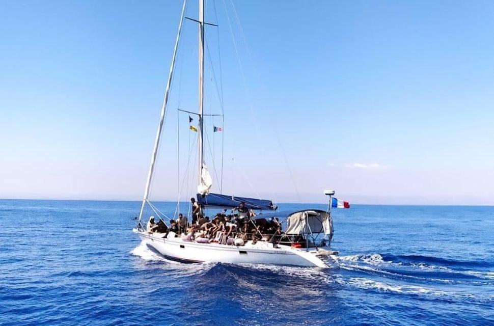 Nuovo doppio sbarco in Calabria, salvati 108 migranti. Tra loro molte donne e bambini 51 Barca a Vela Migranti 1 5