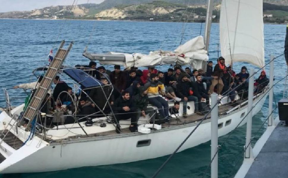 Barca a vela immigrati Palizzi 02 3