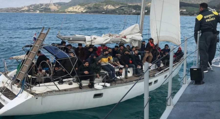 Barca a vela immigrati Palizzi 02