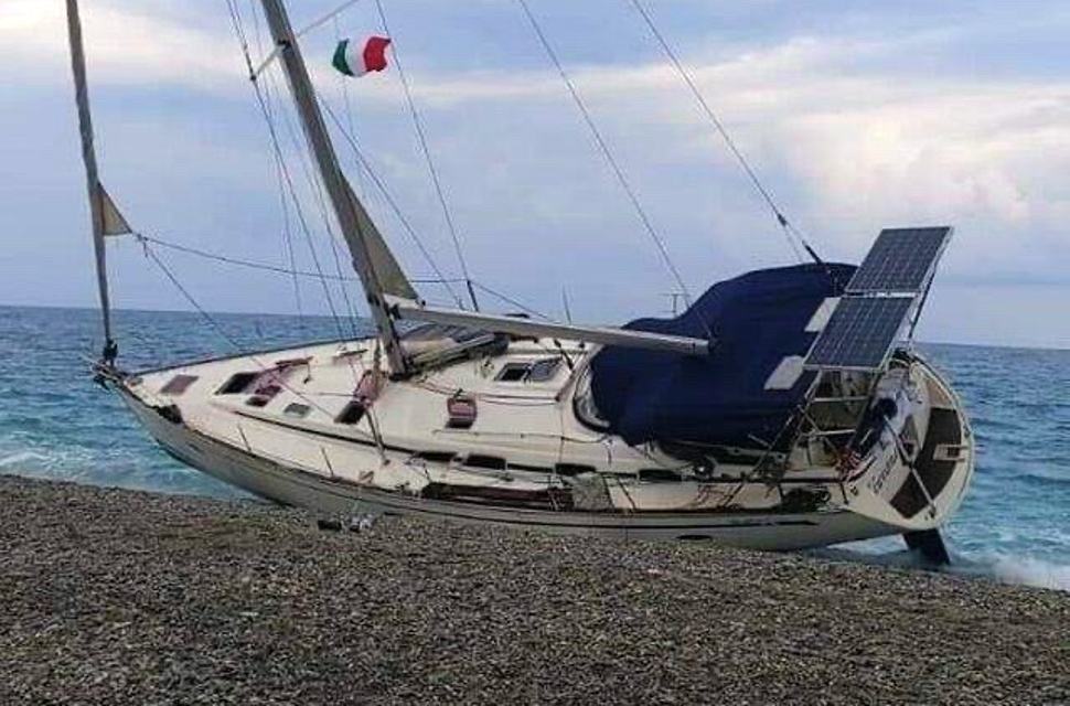 Ennesimo sbarco in Calabria, approdano in 100. Molti si danno alla fuga 51 Barca a vela migranti 4