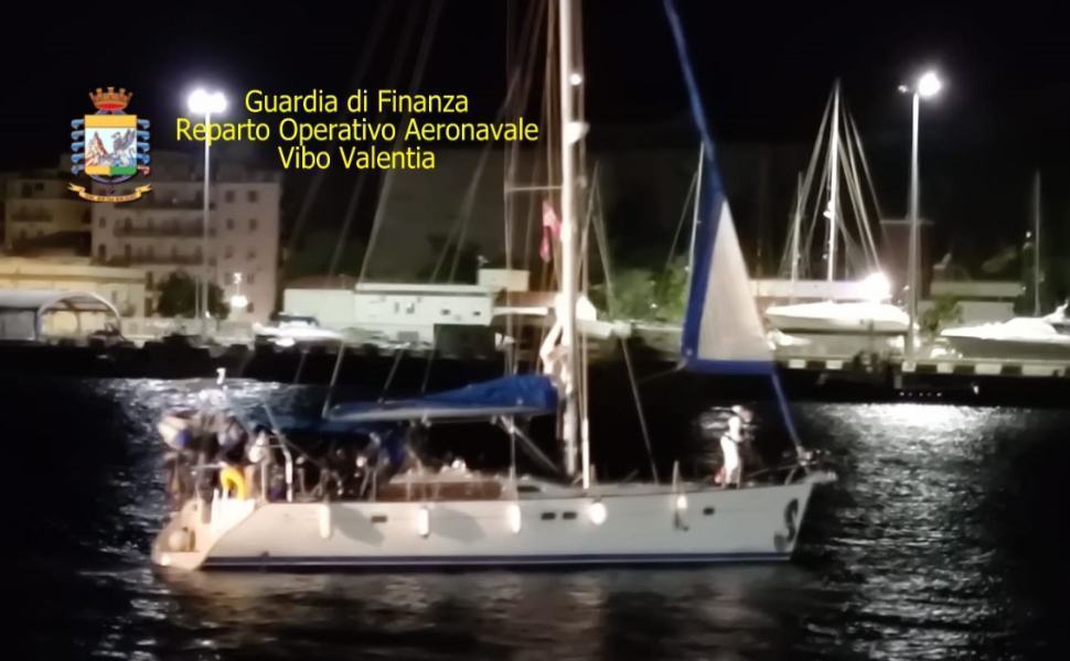 Barca a vela migranti capo rizzuto