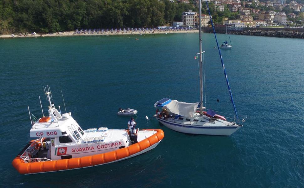 Giovane in difficoltà e barca alla deriva, doppio intervento della Guardia costiera 51 Barca deriva guardia costiera vibo