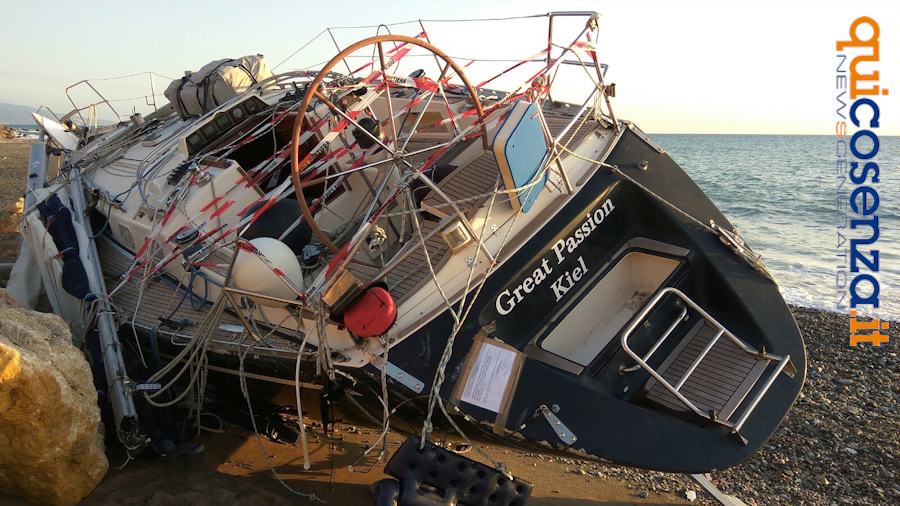 Turista disperso in mare, sono riprese le ricerche. A Cetraro, anche il figlio dell'uomo 55 Barca scogli Cetraro disperso 2