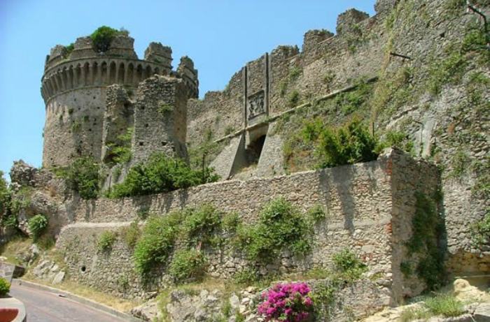 Castello Aragonese di Belvedere per due terzi all'asta, grillini chiedono al Ministero di acquisirlo 51 Belvedere Marittimo Castello aragonese