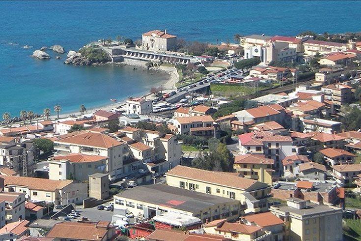 Belvedere Marittimo, stavano rubando arredi ed elettrodomestici da un hotel. Padre e figlio arrestati 203 Belvedere