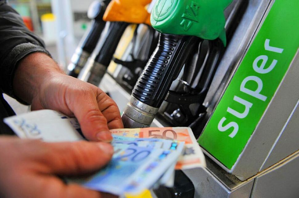 Benzina e diesel costeranno di più: dimezzato lo sconto delle accise 74 Benzina 1 2
