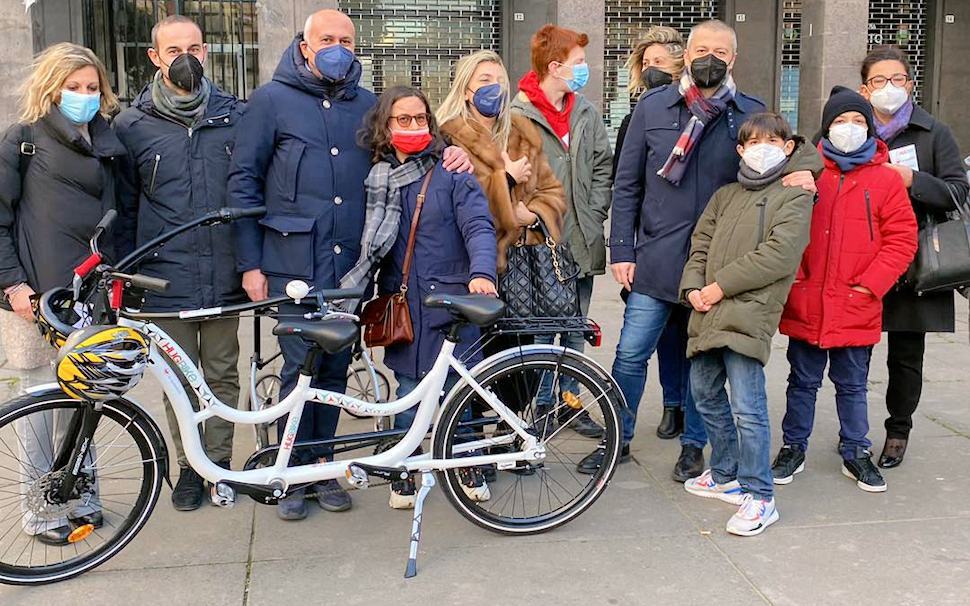 Anche Cosenza ha la sua "HugBike", la bici degli abbracci simbolo dell'inclusione 56 Bici abbracci Dario