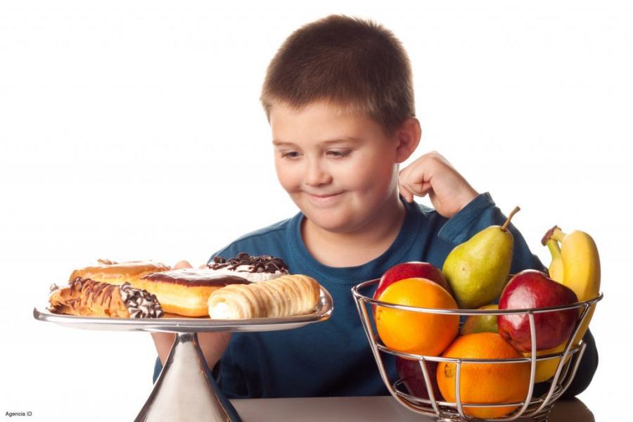 Non fanno sport e mangiano merendine. In Italia un bambino su quattro è grasso 68 Bimbo obeso dolce
