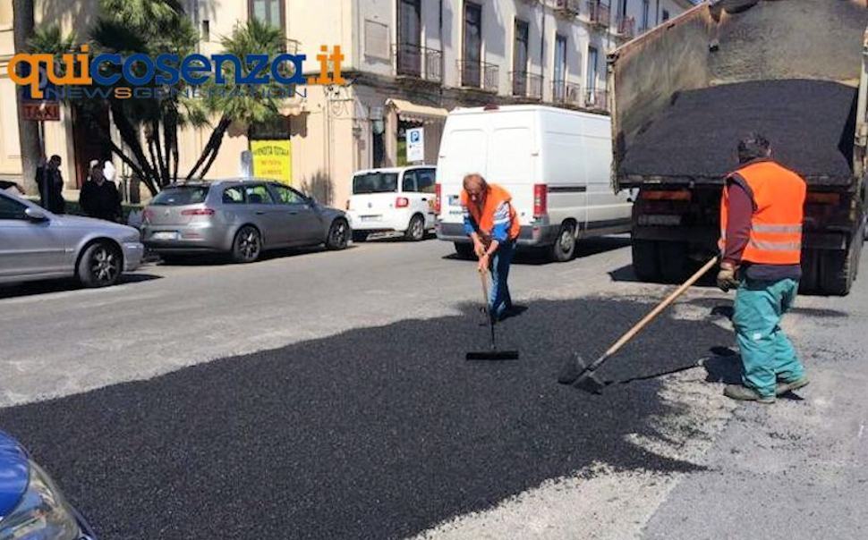 Cosenza piena di buche, il Comune assicura "mercoledì inizieranno i lavori sulle strade" 51 Bitume Cosenza