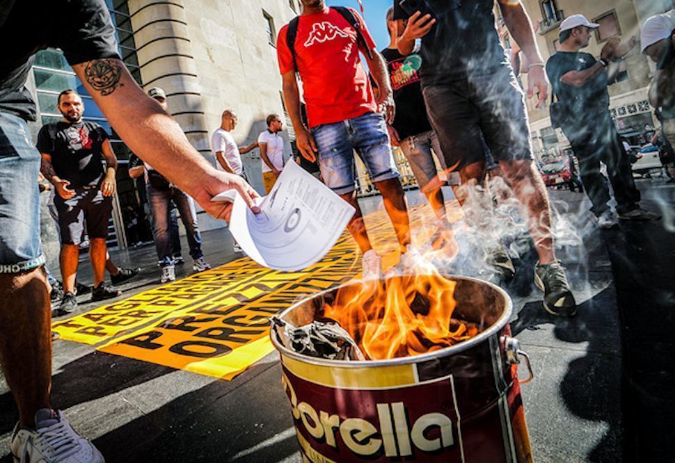 Caro energia, bollette bruciate in piazza. Il Governo pensa al "taglio" del riscaldamento 80 Bollette 4