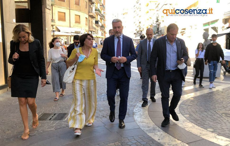 Lorenzo Guerini a Cosenza, passeggiata in solitaria per il ministro della Difesa 71 Bruni e Guerini