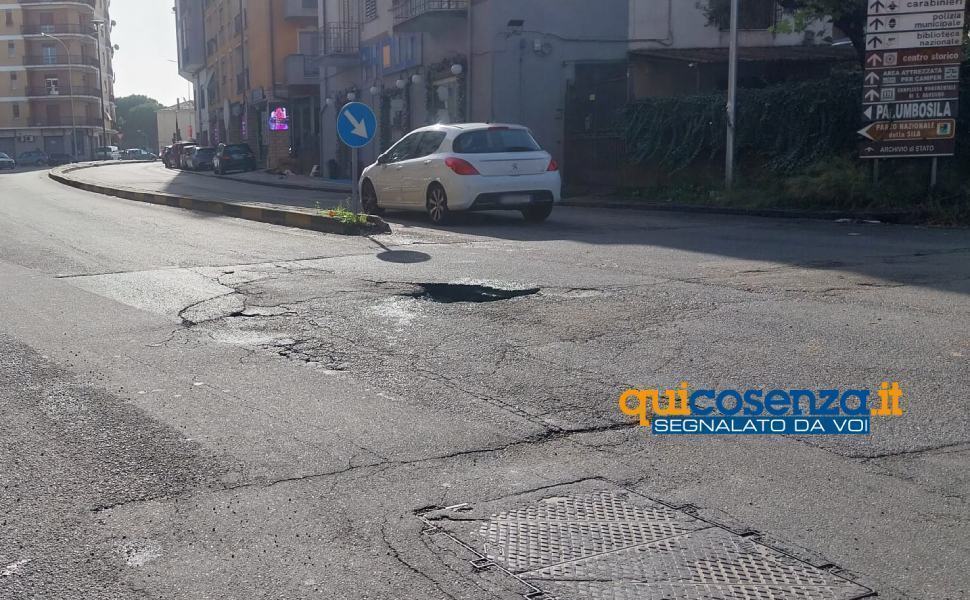 Buche e voragini per la 'gioia' dei gommisti, cosentini esasperati «Non chiamatele strade» 56 Buche Cosenza 01